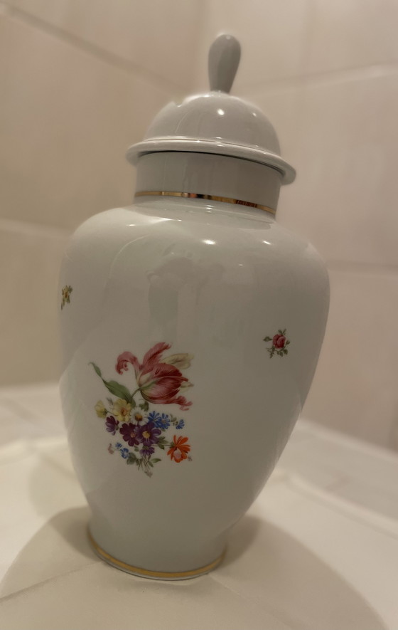 Image 1 of Jarrón alto de porcelana noble con tapa/decoración H 37 cm en blanco de Crown Regent