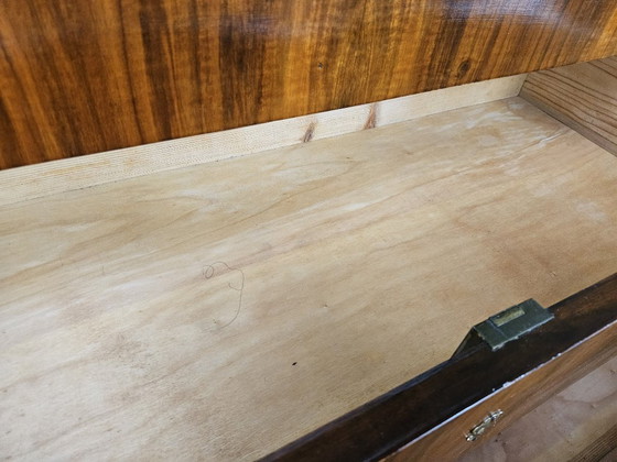 Image 1 of Kommode im Art-Déco-Stil aus Mahagoni-Maserholz mit lackierten Profilen