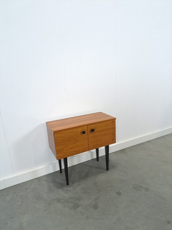 Image 1 of Klein kastje met zwarte hoge poten en 2 deuren