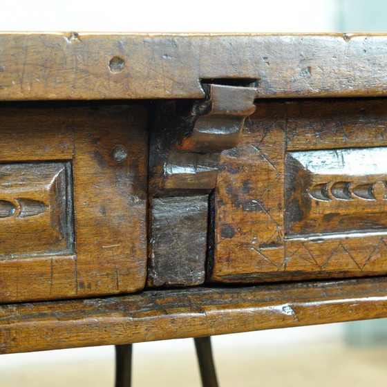 Image 1 of Table en noyer espagnol du XVIIe siècle