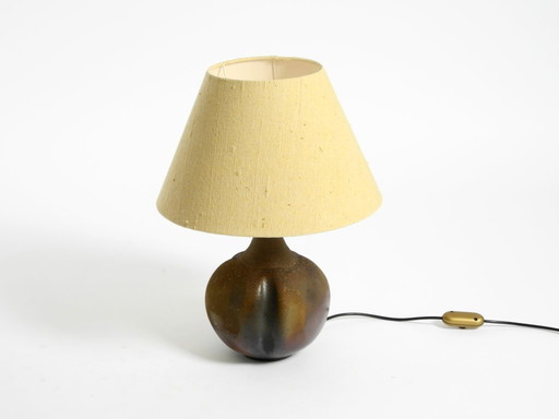 Bellissima lampada da tavolo in ceramica degli anni '60 con paralume in tessuto originale