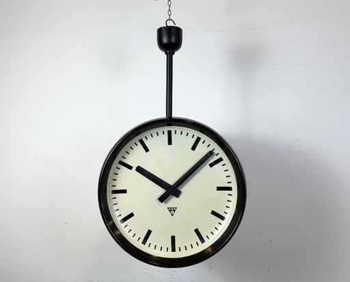 Gran reloj industrial de baquelita de doble cara de Pragotron, década de 1950
