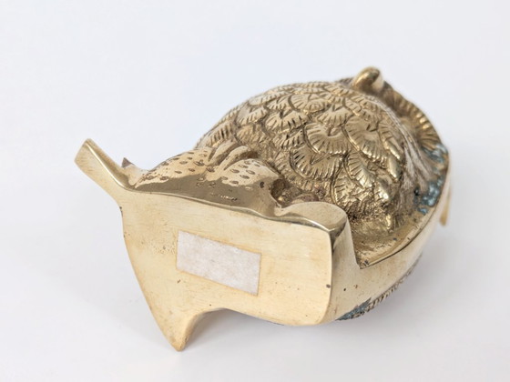 Image 1 of Statuetta vintage di gufo in ottone massiccio di metà secolo su ramo, decorazione in ottone dettagliata