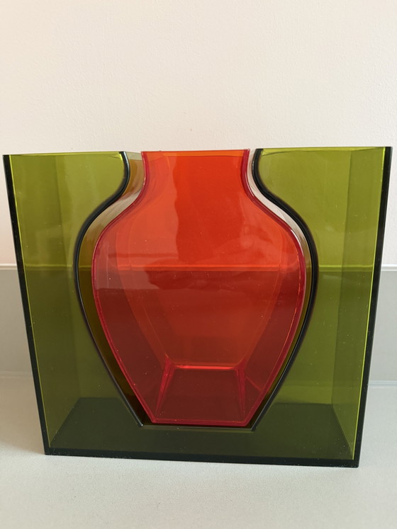 Jaren 90 Dutch Design Plexiglas Rode Vaas Binnen Een Groene Vaas – Studio Nova, Vazen (photo 4 of 7)