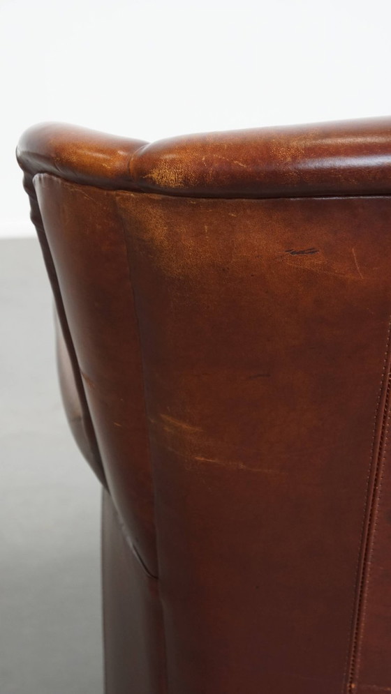 Image 1 of Schapenleren oorfauteuil met een donkere kleurstelling