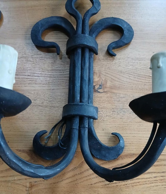 Image 1 of Prachtig paar Franse Castle Lily smeedijzeren wandlampen