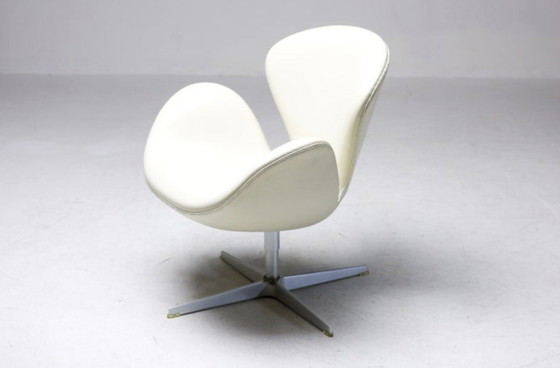 Image 1 of Silla Swan del 50.º aniversario, edición limitada