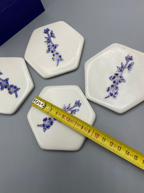 Maison Manoï – Lot de 4 sous-verres en porcelaine à fleurs bleues – Bát Tràng – Objets déco (photo 3 of 4)