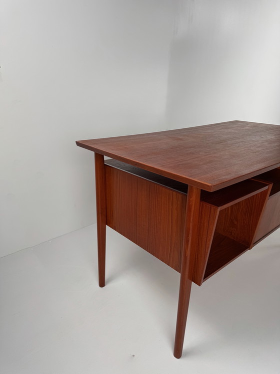 Image 1 of Dänischer Chefschreibtisch aus Teakholz – Eleganter Arbeitsplatz im Stil der Mitte des 20. Jahrhunderts