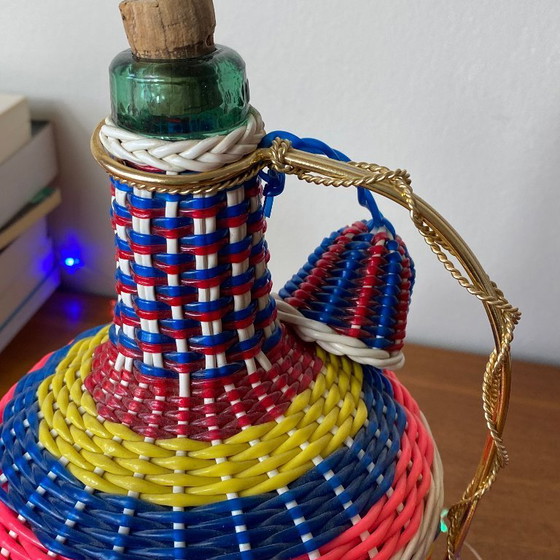 Image 1 of Oude glazen fles en plastic vlechtwerk scoubidou