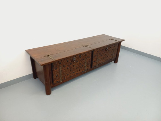 Image 1 of Een laag, brutalistisch dressoir van Georges Robert, gemaakt van donker grenenhout, uit de jaren 50/60.
