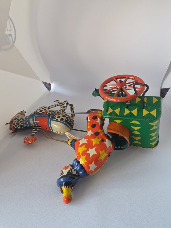 Juguete antiguo de hojalata de cuerda con forma de carruaje de caballos y payaso de la URSS, con caja - (photo 6 of 10)