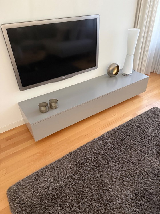 Image 1 of Credenza otticamente sospesa