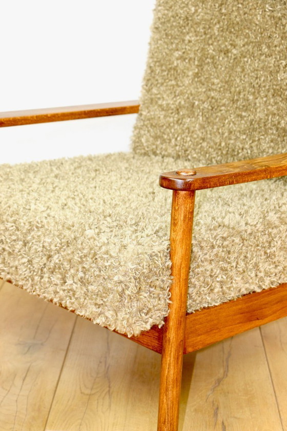 Image 1 of Poltrona vintage in legno marrone, verde oliva, con cuscini a pelo lungo sfoderabili.