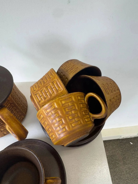 Ceramano Teeservice "Epsilon" aus den 1960er Jahren mit erhabenem geometrischem Muster. – Küchenzubehör (photo 4 of 12)