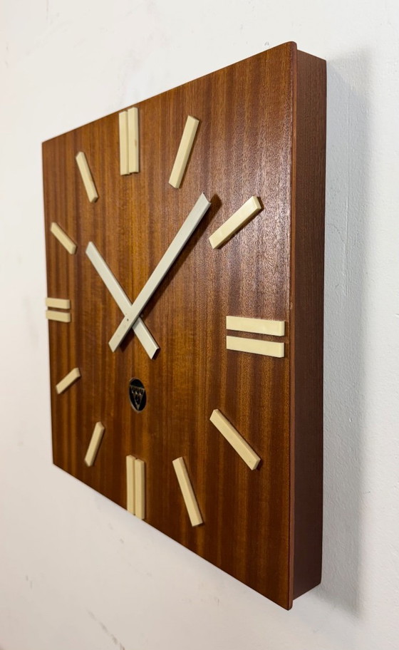 Image 1 of Orologio da parete vintage in legno marrone di Pragotron, anni '80
