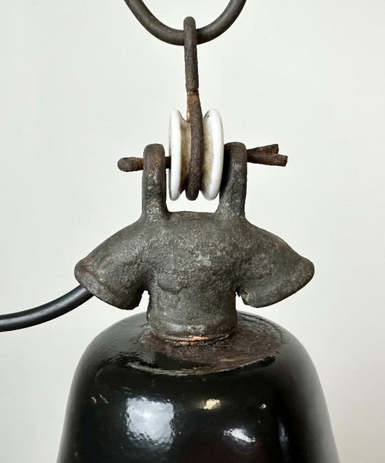 Image 1 of Industriële zwarte geëmailleerde fabriekslamp met gietijzeren bovenkant, jaren 50