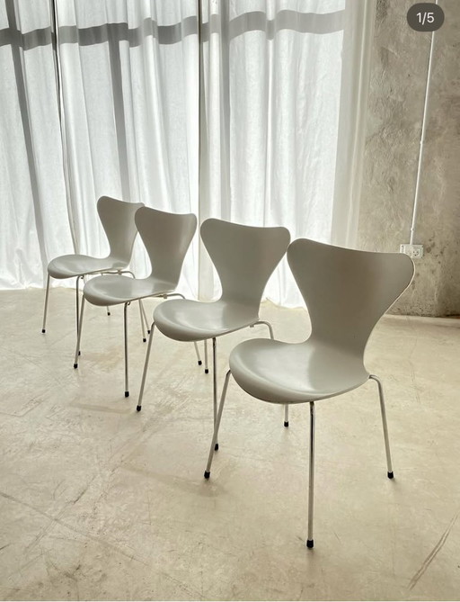 4 Danish chairs by Arne Jacobsen