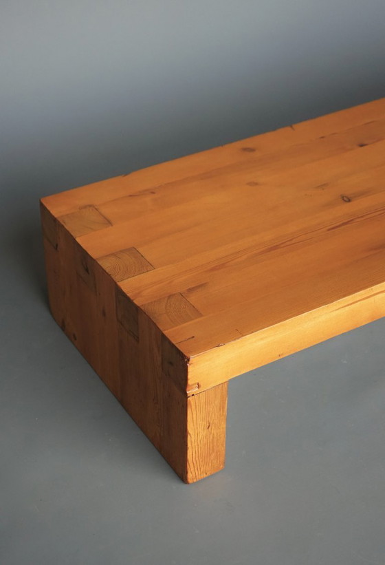 Image 1 of Table basse en pin, style Charlotte Perriand. France, années 1960.