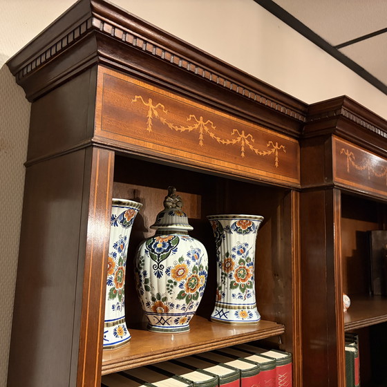 Image 1 of Oude Engelse boekenkast met Breekfrond en verstelbare schappen met notarisambt inlegwerk boven in de kop
