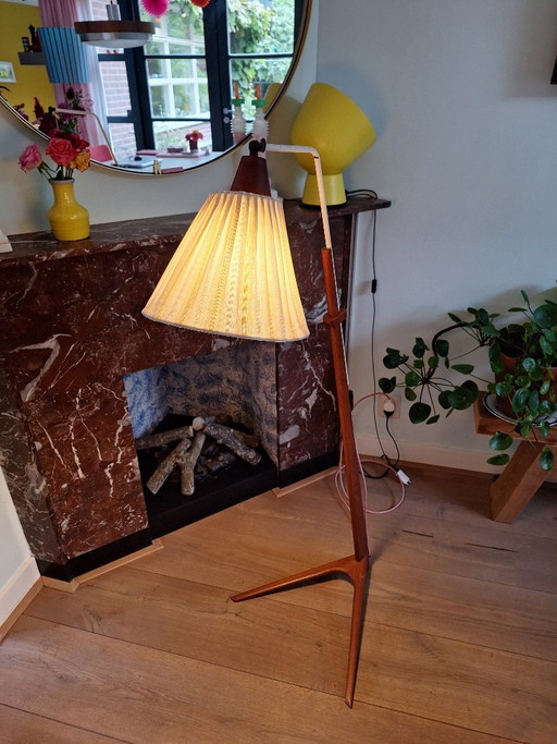 Lámpara de pie de madera y metal con pantalla plisada