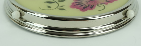 Image 1 of Plat à gâteau rotatif des années 1930, en verre chromé, orné de fleurs roses et violettes.