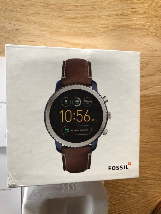 Fossil Smartwatch – Gifts, Glass, Leather (photo 3 of 6)