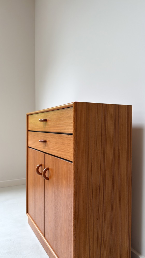 Image 1 of Armario antiguo de madera de teca