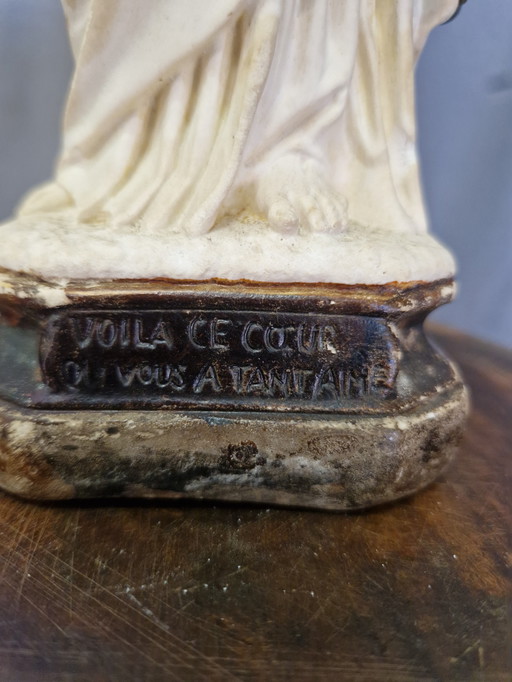 Religiöse antike Jesus-Skulptur in einer Glockenglocke
