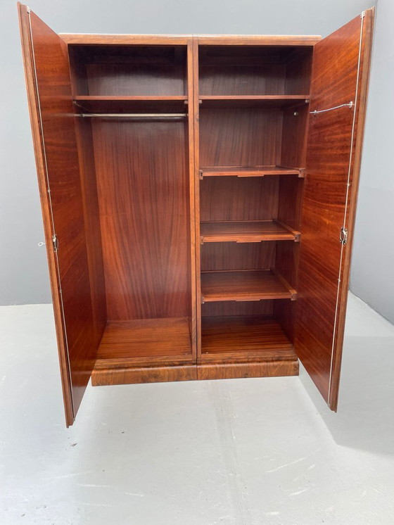 Image 1 of Restaurierter Kleiderschrank aus Nussbaumfurnier mit Art-Déco-Einfluss, 1960er Jahre