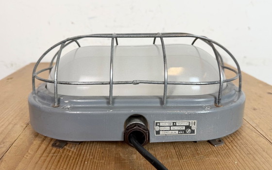 Image 1 of Industrielle graue Wandleuchte mit Milchglas von Elektrosvit, 1970er