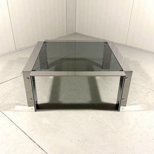 Mesa de centro baja italiana de cromo y cristal ahumado de los años 60.