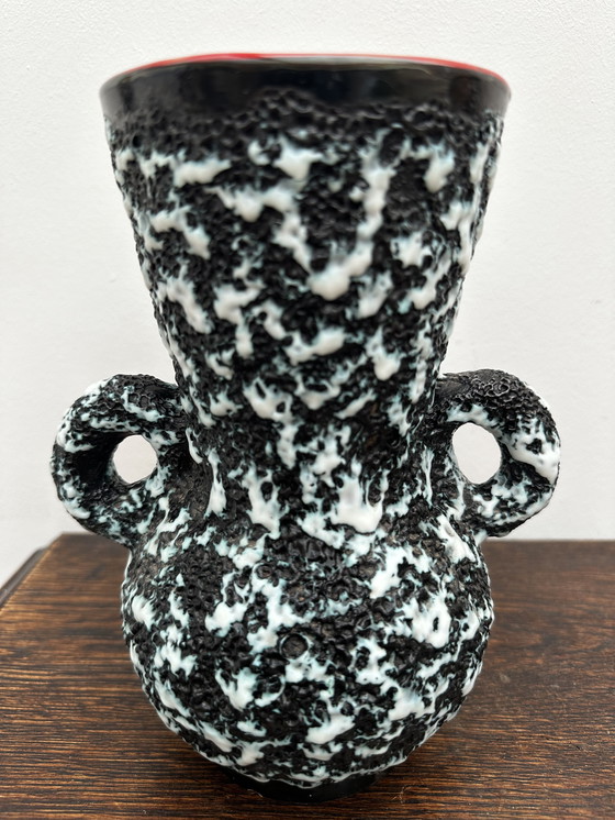 Image 1 of Vase à Oreilles Fat Lava Intérieur rouge - Attribué Vallauris H 21 cm