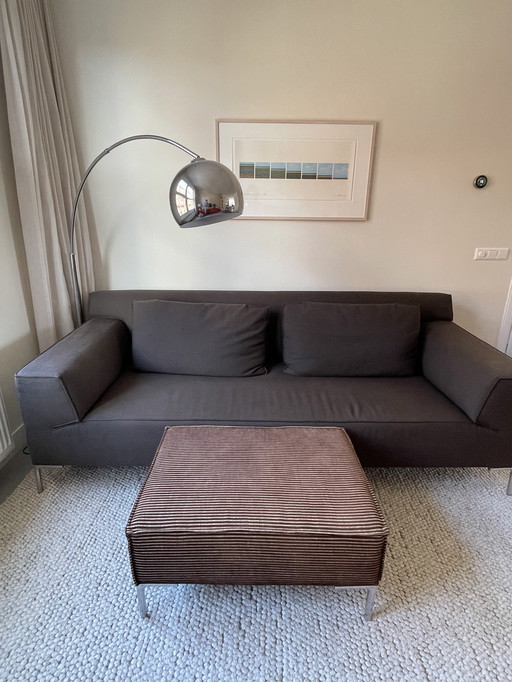 Sofá (y otomana) de diseño disponible en stock.