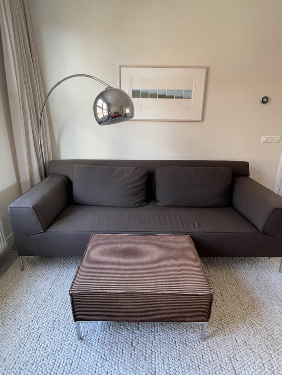 Image 1 of Sofá (y otomana) de diseño disponible en stock.
