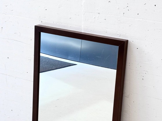 Image 1 of Espejo de pared de alta calidad con marco de madera marrón oscuro.