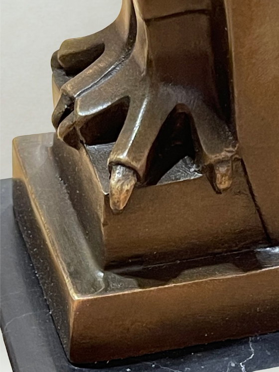 Image 1 of Bronzen sculptuur gesigneerd Coenrad – Gestileerde uil – Marmeren sokkel – Parijs