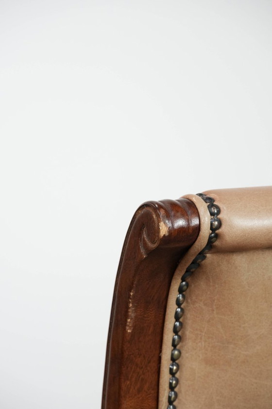 Image 1 of Rundleren en houten swiffel en tilt chesterfield bureaustoel in Engelse stijl op wieltjes