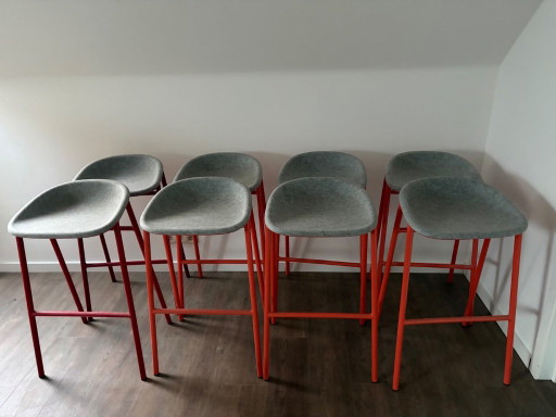 Barhocker mit grauem Sitz und orangefarbenem Metallgestell