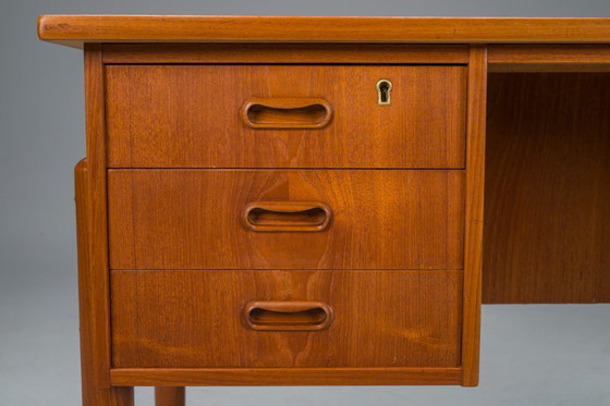 Image 1 of Kleiner dänischer Teakholz-Schreibtisch, Mid Century, 1970er Jahre