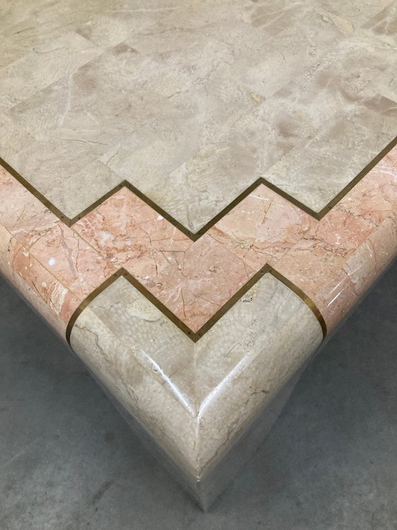 Image 1 of Marmeren salontafel uit de jaren '80, met mozaïekpatroon, gebroken wit en zalmkleur met messing accenten.