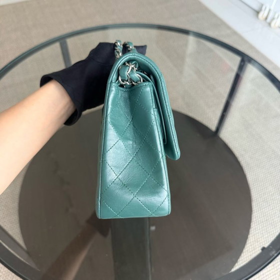 Image 1 of Bolso Chanel Classic Flap mediano - 25 cm, piel de cordero acolchada, verde oliva, azul, herrajes plateados, Serie 26