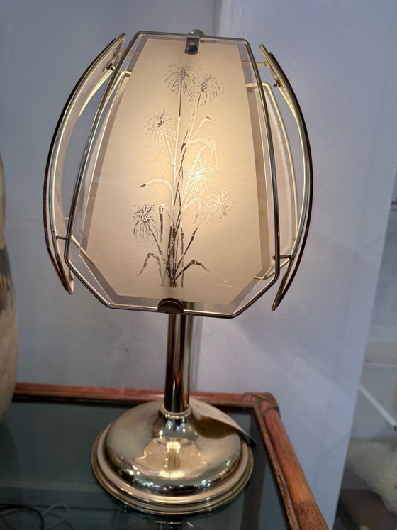 Lampada da tavolo in ottone Hollywood Regency con vetro inciso botanicamente - Anni '70, Lampade da tavolo (foto 2 di 10)