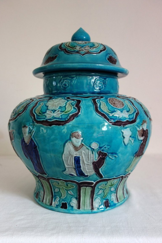 Image 1 of Ein Paar gedeckter Vasen aus Keramik, China, Mitte 20.