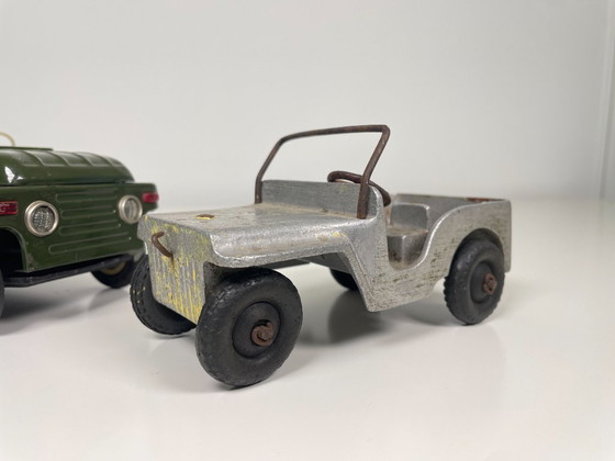 Image 1 of Coppia di Jeep giocattolo d'epoca, una macchina aperta degli anni '60 e una Jeep militare in metallo degli anni '40