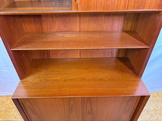 Image 1 of Mueble de pared/librería retro de teca de mediados de siglo de Poul Hundevad (años 60). Un fantástico y elegante mueble de pared