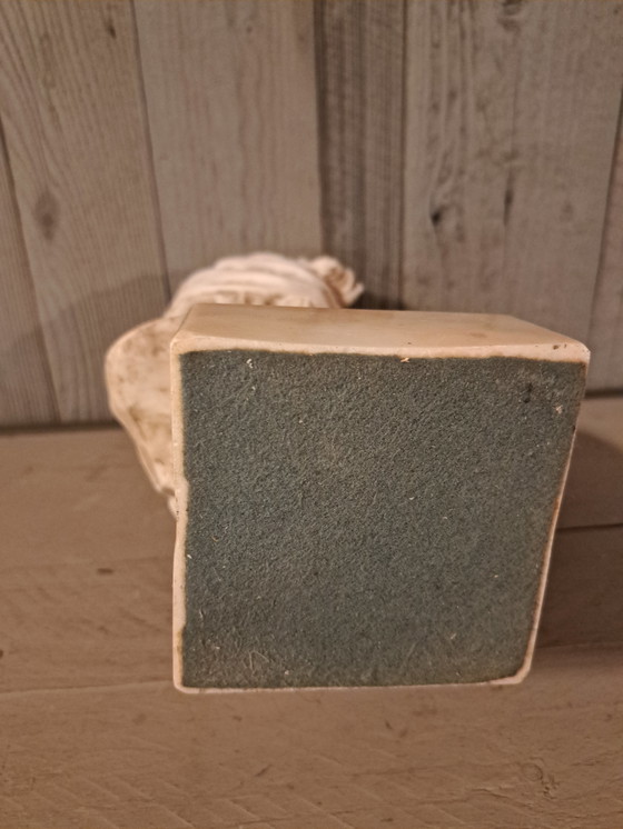 Image 1 of Barocke Büste einer französischen Frau mit Hut: Marmorsockel