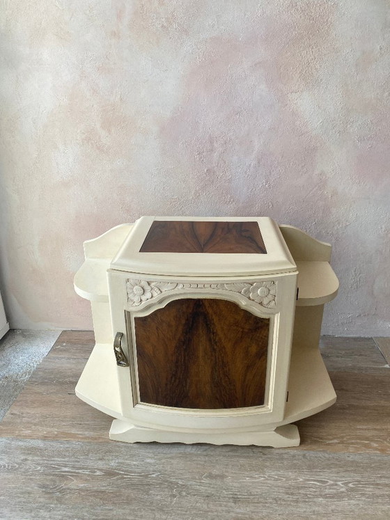 Image 1 of Mesita de noche Art Déco: profundo contraste entre la madera de nogal y la pintura color crema.
