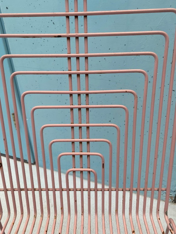 Image 1 of Silla de alambre rosa Max Sauze