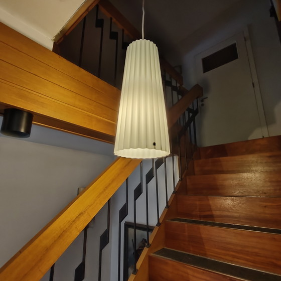 Image 1 of Suspension sculpturale artisanale en opaline cannelée – Design scandinave postmoderne